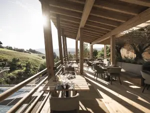 Presulis Hideaway Apartments & Restaurant