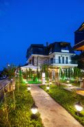 Poison Garden Suit & SPA