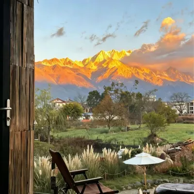 KSM Feilai · Dongfan Mountain Oxygen-Rich Snow Mountain View Luxury Retreat (Deqin Feilai Temple) Hotels near Meili Snow Mountain National Park - Sunrise on the Golden Mountain