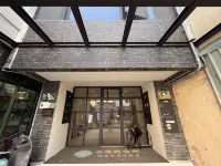 Phoenix Landing: A guesthouse with elevator access, accommodating 4-70 guests. - 애견동반