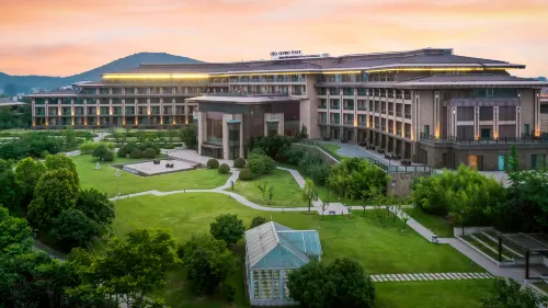 Crowne Plaza Xuzhou Dalong Lake - Airport Shuttle