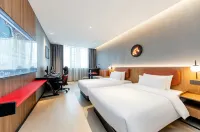 YUNIK E-Sports Hotel (Shanghai Lujiazui Software Park Branch) - parking