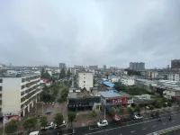 Rezen Huanxi Hotel (Huangchuan Sports Center Branch) - 주차장