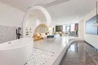 Huarong Designer Homestay (Kunming South Railway Station Colorful Yunnan Diyicheng Branch)