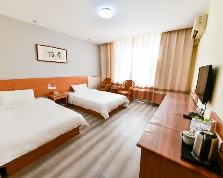 โรงแรมโฮมอินน์ เพบเบิล (สถานีรถบัสฉีเซีย) โรงแรมในฉีเซีย