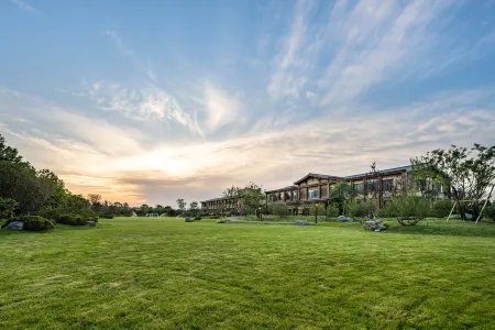 Swisstouches Spa Resort, Taibai Mountain Отели рядом с достопримечательностью «Eye of Mount Taibai»