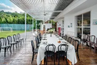 The mountain and the water embrace the Pleasant Bay Homestay - servizio colazione