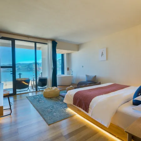 Yan sit lake view luxury B&B (Lugu Lake pig trough boat tour lake big falling water village store)