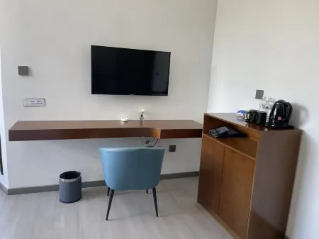 Rain City Express Hotel Отели в г. Лунлинь