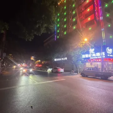 Fashion Hotel (Central Plaza) Отели в г. Липу