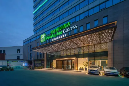 Holiday Inn Express Bazhong Center