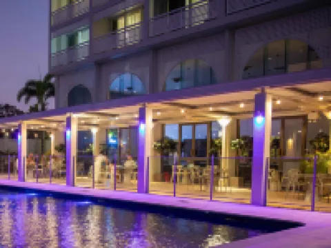 โรงแรมข้างฝั่งทะเล Cairns โรงแรมในแคนส์