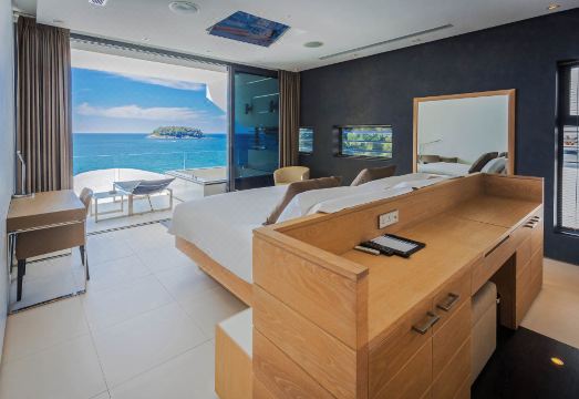 카타 록스의 전경과 인피니티 풀