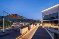 Lushan Tianhai Baitang Hotel(Guling Street Cableway Station Store)