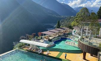 Wen Ruo Gongga No.1 Scenic Courtyard