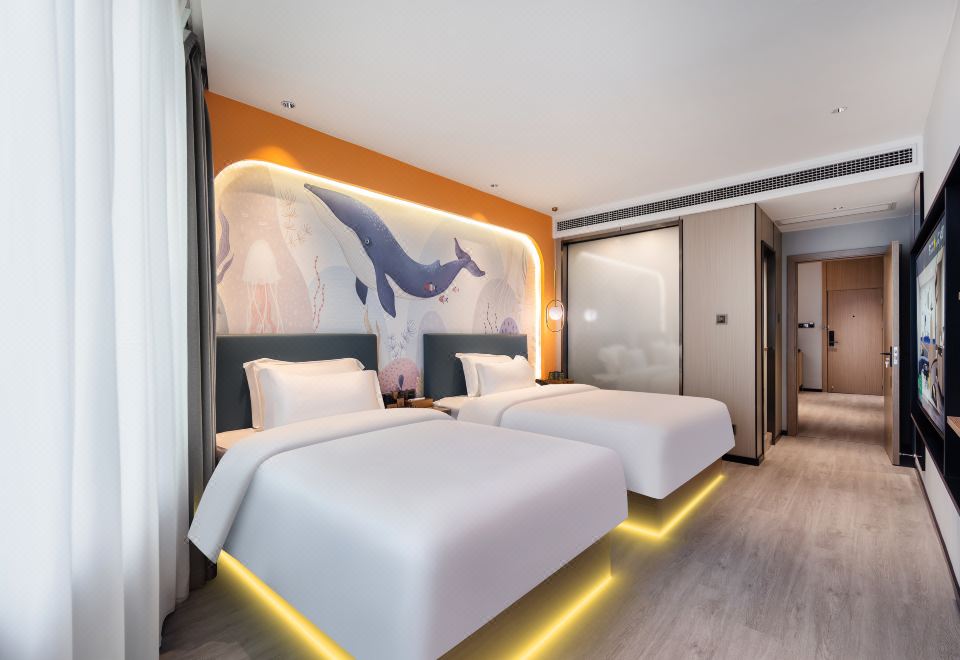 위팅 플러스 호텔의 깔끔하게 정돈된 객실 내부