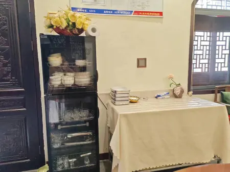 Longfengshan Ancient Town Pomegranate Garden Homestay Отели в г. Ичуань