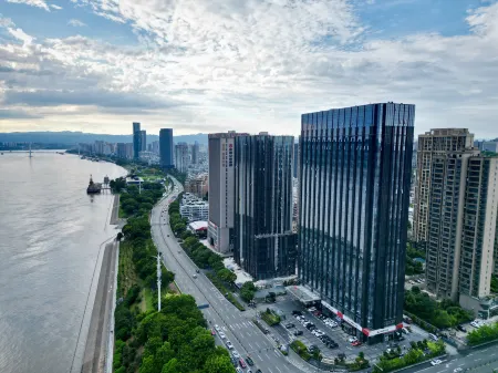 Jiuzhou Fangyuan Hotel(Yichang Wanda Binjiang Store) Отели рядом с достопримечательностью «Mojishan Forest Park»