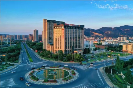 Ramada Plaza by Wyndham Lianyungang Отели рядом с достопримечательностью «Lianyungang Yunlongjian Natural Scenic Spot»