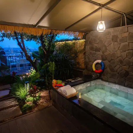 Huaqianzhu Hot Spring Hotel (Kunming Dianchi Xishan Scenic Area)