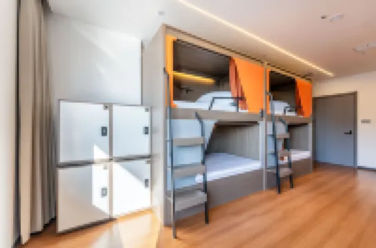 青墨年華ユースホステル（鐘樓地下鉄駅）