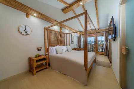 Lijiang Ancient City Dongpo Lou Inn (Waterwheel View Store)