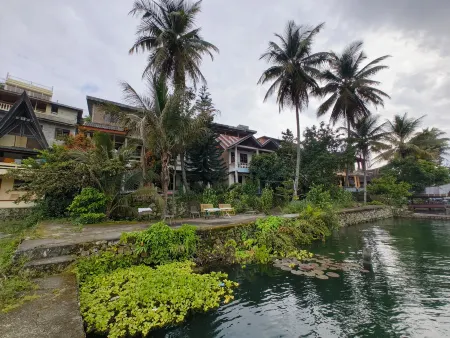 Sibayak Guest house Отели в г. Samosir Regency