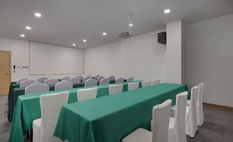 Yijia International Hotel (Guanggu Pedestrian Street Guanshan Avenue Subway Station)