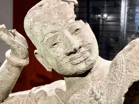 SKY Residence - Rooms & Apartments - 50m to Royal Palace Отели рядом с достопримечательностью «Уот Ауналом Монастери»