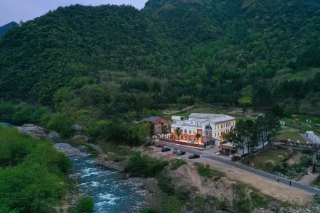 Xianju Yundandan Tianlanlan Homestay Отели рядом с достопримечательностью «Ruyi Bridge Of Shenxianju»