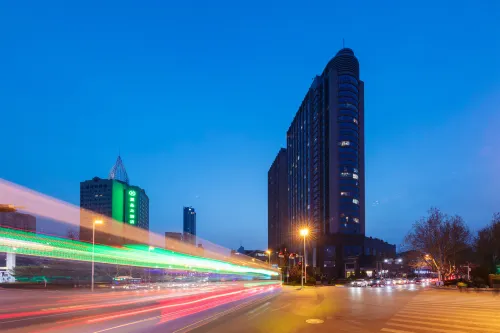Grand Hotel (May Fourth Square Hong Kong Middle Road) - Pet friendly