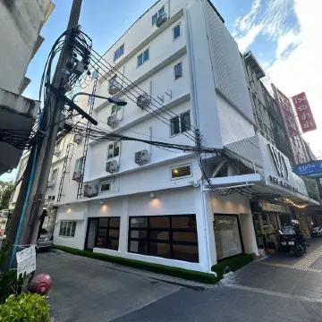 The White Den Sukhumvit 44 Отели рядом с достопримечательностью «Станция надземного метро Ekkamai»