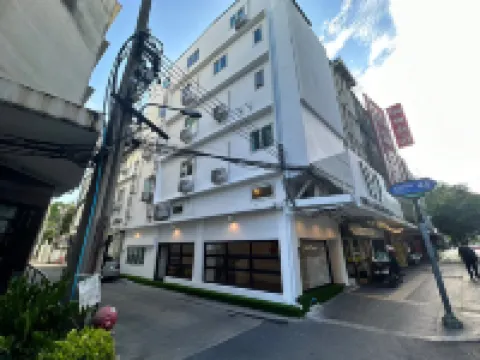 The White Den Sukhumvit 44 Các khách sạn gần The Lofts Ekkamai