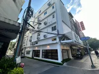The White Den Sukhumvit 44