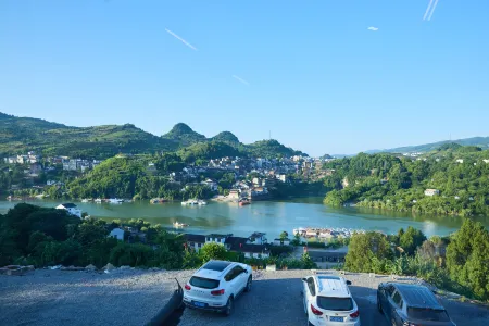 Lotus View Riverside Homestay Отели в г. Гучжан