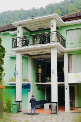 紅辣椒山飯店 Stadion Mini Desa Plumbon附近的飯店