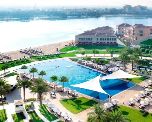 The Ritz-Carlton Abu Dhabi, Grand Canal Hoteles cerca de Complejo de Ministerios