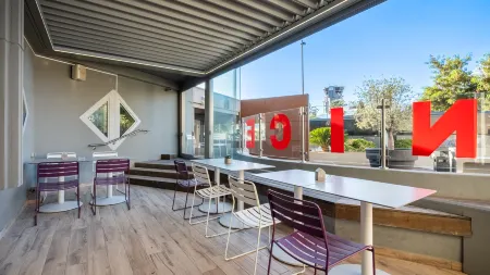 Hotel Campanile Prime - Nice Airport Отели рядом с достопримечательностью «Musée des Arts Asiatiques»