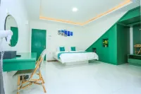 Ubu Villa Gito Gati - 4 Bedrooms Villa in Jogja for Family Hotels in Sleman