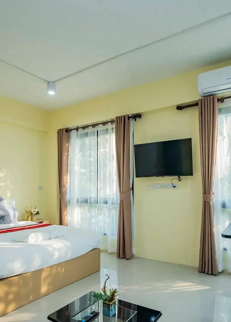ห้องดีลักซ์ เตียงใหญ่ พร้อมเครื่องปรับอากาศ