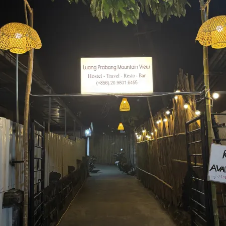 Luang Prabang Mountain View Hostel & Bar Отели рядом с достопримечательностью «Ват Ахам»