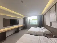 Red Roof Express Hotel (Xing'an National Forest Park) - parkir