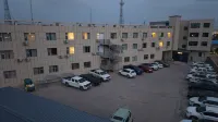 Hualong Hotel (Baiyin Jingtai Jingdian Avenue) - parking