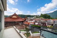 Jiuhua Mountain Shenguang Linju (Roushen Hall South Gate) - parking