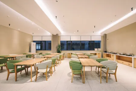 Xinghaichen Business Hotel (Huai'an Government Wuyue Plaza) Отели рядом с достопримечательностью «Former Residence of Zhou Enlai»