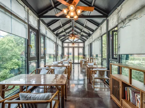 The Boutique Hotel with Authentic Antique Collection & Suzhou Garden Отели рядом с достопримечательностью «Chongqing Hongyan Revolutionary Museum»