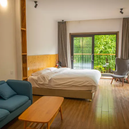 Fell as a bird to your mountain Hotel