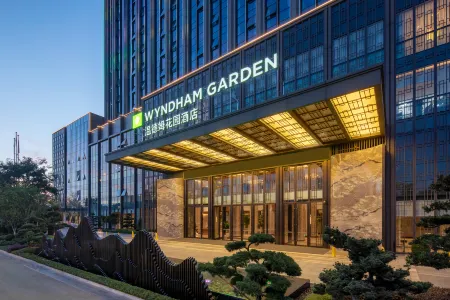 Wyndham Garden Hotel Chuxiong Haiyue Mandarin Отели рядом с достопримечательностью «Chuxiong Normal University»