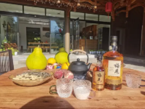 Furong Town and Slow Yueshe (Lotus Pool Shop)