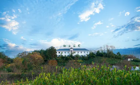 Huangshan Nagu RV Parent-child Italian Light Luxury Holiday Manor (Tunxi Old Street Branch) Отели рядом с достопримечательностью «Huangshan Vocational and Technical College - Department of Industry and Trade»